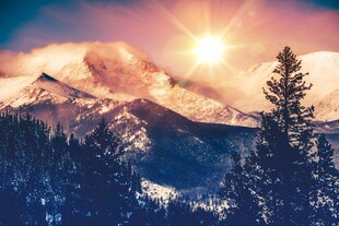 雪山日出美景