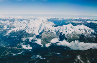 空中俯瞰壮丽雪山景观