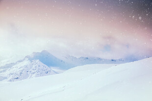 梦幻雪景中的雪山美景