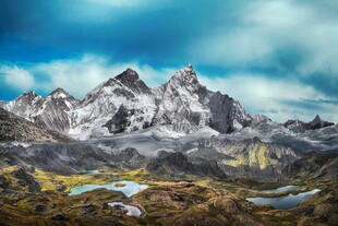 壮丽雪山与山间湖泊景观