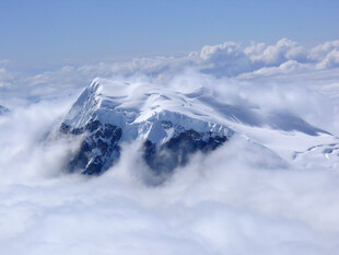 雪山云海间的壮丽景致