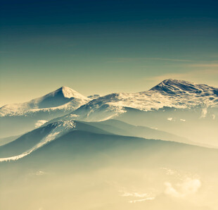 空中俯瞰壮丽雪山景观