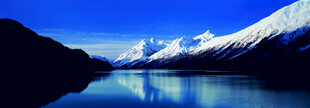 静谧雪山下的宁静湖水