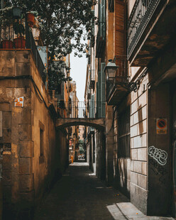 狭窄小巷的复古街景