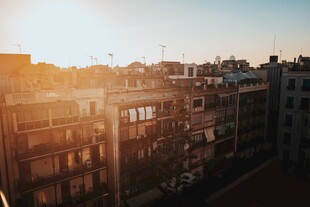 夕阳下的城市建筑景观