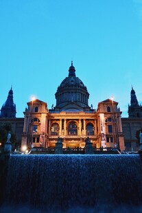 夜幕下的宏伟建筑