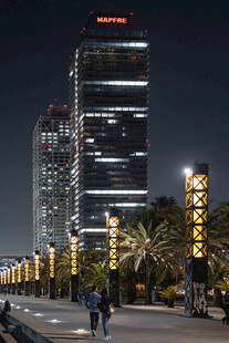 城市夜景下的高楼