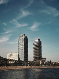 河畔双子高楼景观