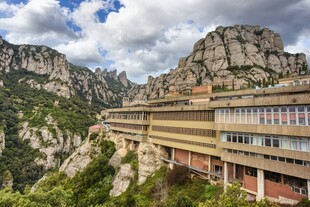 山间壮丽建筑景观