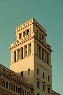 古典风格塔楼建筑外观