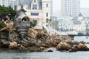 海滨城市岩石旁的欧式建筑