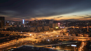 城市夜景中的璀璨交通枢纽