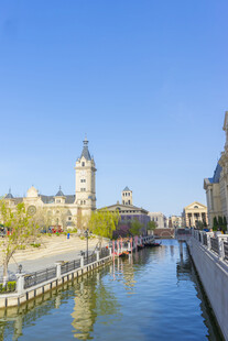 河畔城市风光典雅建筑景观