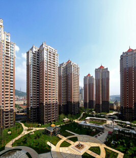 城市高楼与绿地景观