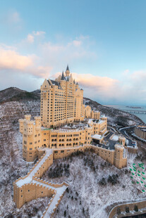 雪覆山间豪华城堡景观
