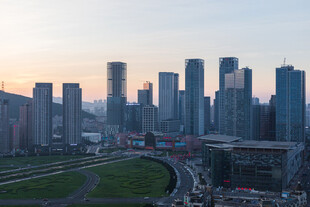 黄昏下的都市高楼与道路