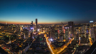 城市璀璨夜景俯瞰图