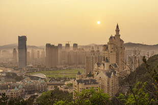 黄昏下的城市与独特建筑