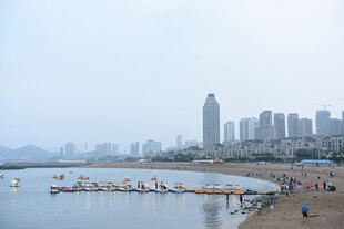 江边城市风景与龙舟活动
