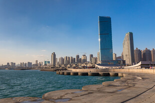 海滨城市壮丽天际线景观