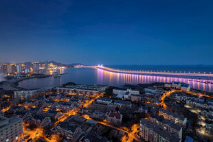 城市夜景中的跨海大桥