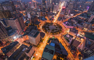 城市璀璨夜景俯瞰图