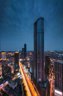 城市夜景高楼璀璨灯火