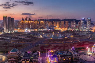 城市璀璨夜景与游乐设施