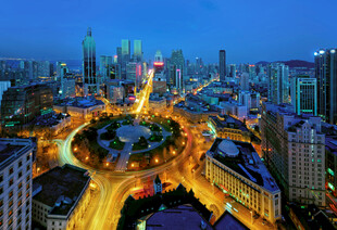 城市璀璨夜景俯瞰图