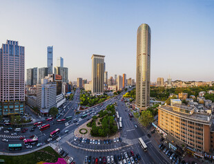 城市繁华街景与高楼风光