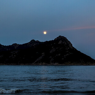 月夜山海景