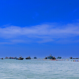 碧海蓝天中的海上船只