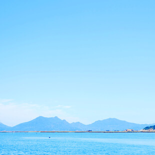 碧海蓝天远山风景图