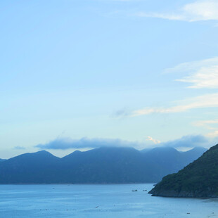 海边山峦美景