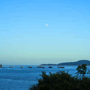 海上风光伴月景
