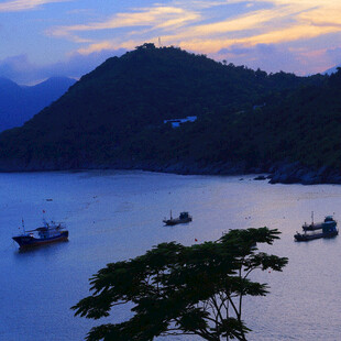 黄昏湖畔渔船与青山美景