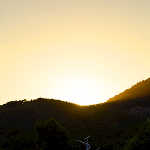 夕阳下的山峦美景