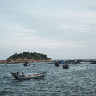 海上渔船与远处小岛