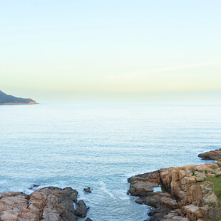 海边岩石与宁静海面景色