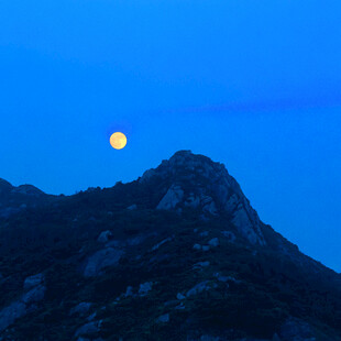 月夜山峰美景