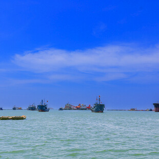 海上船只与蓝天碧海美景