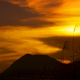 夕阳下的山峦与天际美景
