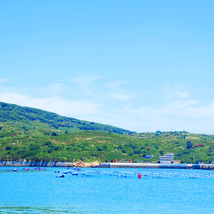 碧海青山间的美丽海滨风光