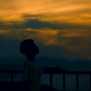 夕阳下男孩的孤独剪影