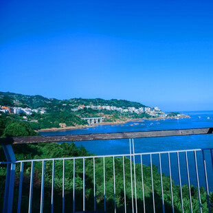 海边栏杆外的美丽景致