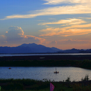 湖畔晚霞中的静谧山水景