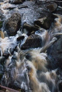 山间湍急溪流