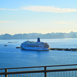 海上游轮停靠码头美景