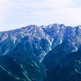 壮丽山峦景观