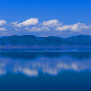 宁静湖景与远山蓝天倒影